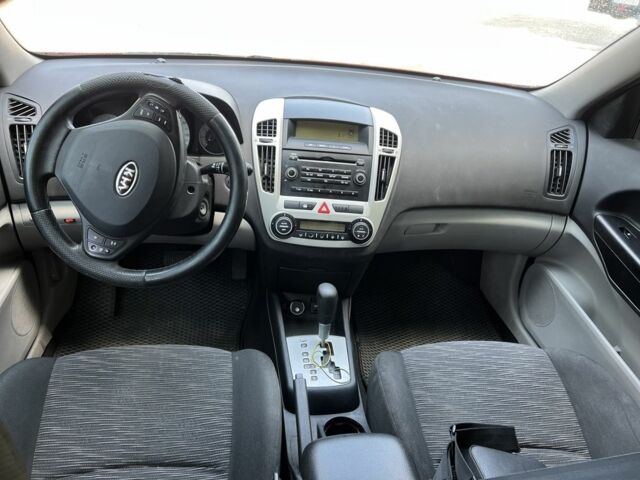 Красный Киа Сид, объемом двигателя 2 л и пробегом 250 тыс. км за 5200 $, фото 7 на Automoto.ua