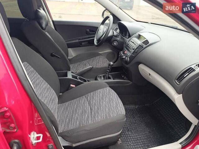 Красный Киа Сид, объемом двигателя 1.4 л и пробегом 180 тыс. км за 4300 $, фото 9 на Automoto.ua