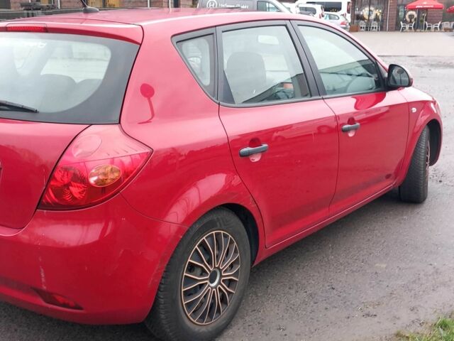 Красный Киа Сид, объемом двигателя 1.4 л и пробегом 215 тыс. км за 4800 $, фото 1 на Automoto.ua