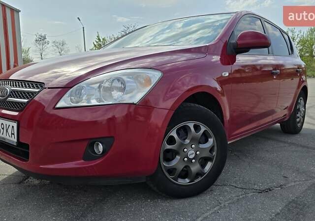Красный Киа Сид, объемом двигателя 1.4 л и пробегом 207 тыс. км за 5400 $, фото 4 на Automoto.ua