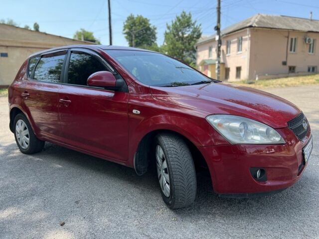 Красный Киа Сид, объемом двигателя 2 л и пробегом 250 тыс. км за 5200 $, фото 1 на Automoto.ua