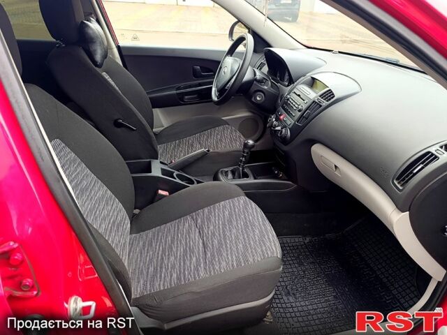 Красный Киа Сид, объемом двигателя 1.4 л и пробегом 180 тыс. км за 4300 $, фото 9 на Automoto.ua