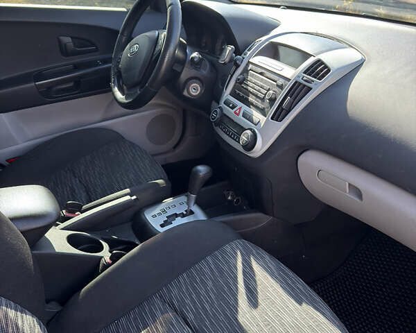 Красный Киа Сид, объемом двигателя 1.98 л и пробегом 300 тыс. км за 4699 $, фото 9 на Automoto.ua