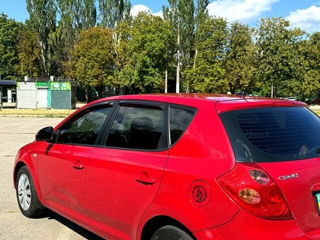 Киа Сид 2007 в Запорожье на Automoto.ua Красный Киа Сид, объемом двигателя 2 л и пробегом 360 тыс. км за 5699 $, фото 6 на Automoto.ua