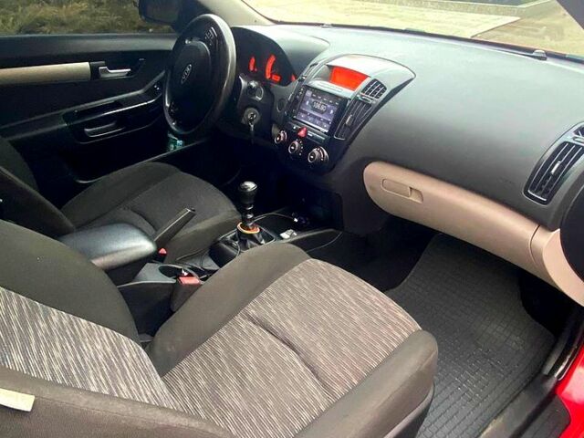 Красный Киа Сид, объемом двигателя 1.4 л и пробегом 160 тыс. км за 6000 $, фото 8 на Automoto.ua