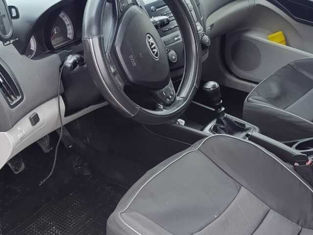 Красный Киа Сид, объемом двигателя 1.6 л и пробегом 480 тыс. км за 3700 $, фото 7 на Automoto.ua