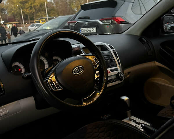 Красный Киа Сид, объемом двигателя 2 л и пробегом 177 тыс. км за 6900 $, фото 5 на Automoto.ua