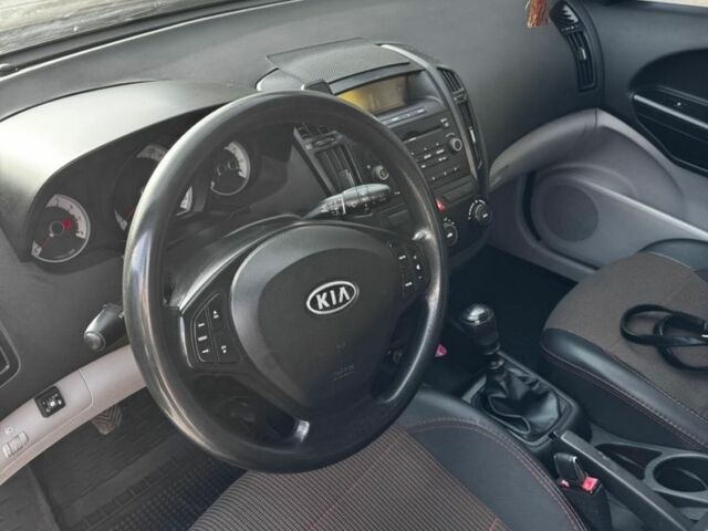 Червоний Кіа Сід, об'ємом двигуна 1.6 л та пробігом 210 тис. км за 4700 $, фото 3 на Automoto.ua