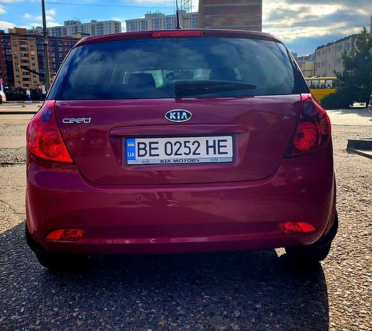 Красный Киа Сид, объемом двигателя 1.6 л и пробегом 214 тыс. км за 5000 $, фото 2 на Automoto.ua