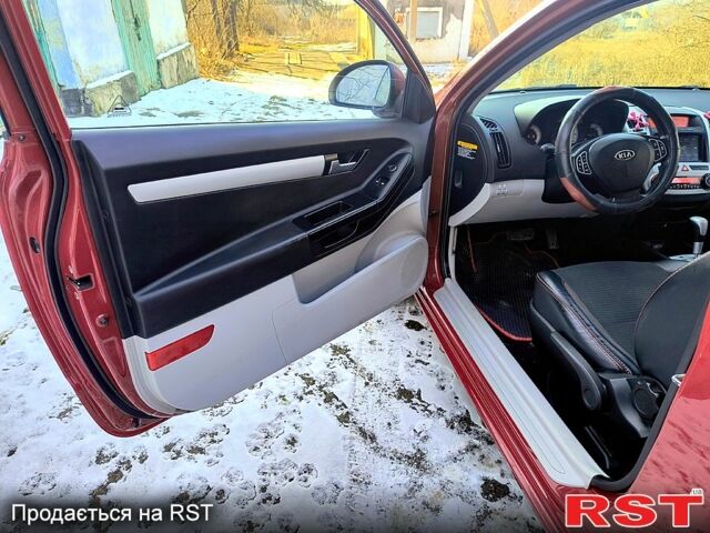 Красный Киа Сид, объемом двигателя 2 л и пробегом 220 тыс. км за 5000 $, фото 10 на Automoto.ua