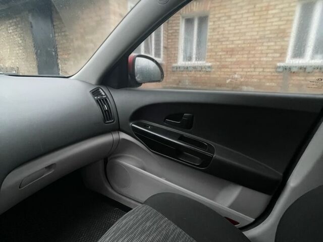 Красный Киа Сид, объемом двигателя 1.4 л и пробегом 260 тыс. км за 3800 $, фото 6 на Automoto.ua