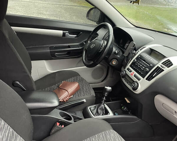 Красный Киа Сид, объемом двигателя 1.59 л и пробегом 151 тыс. км за 5300 $, фото 13 на Automoto.ua