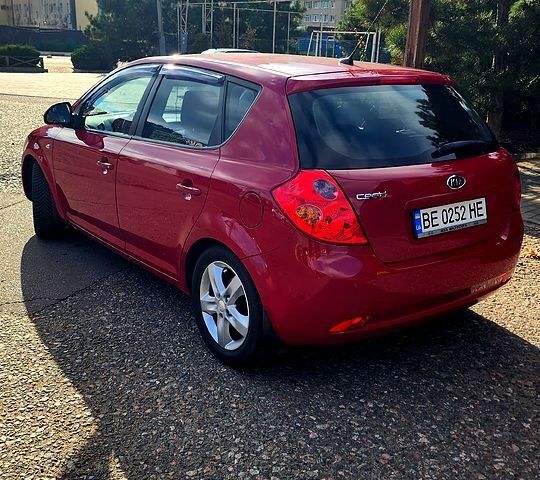 Красный Киа Сид, объемом двигателя 1.6 л и пробегом 214 тыс. км за 5000 $, фото 1 на Automoto.ua