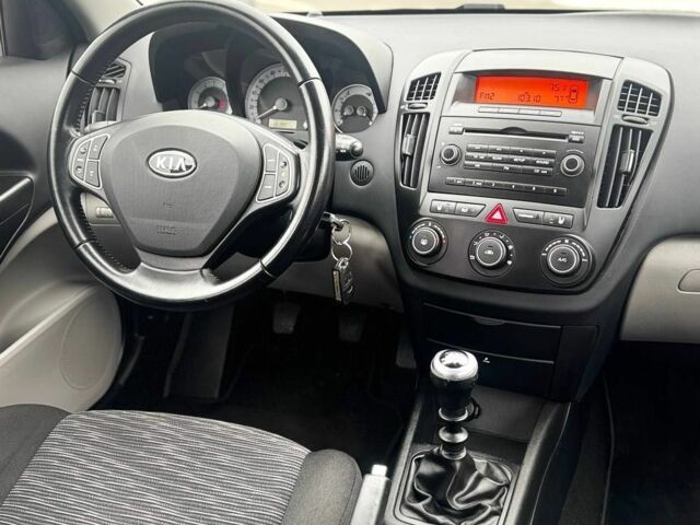 Красный Киа Сид, объемом двигателя 0 л и пробегом 181 тыс. км за 5800 $, фото 6 на Automoto.ua