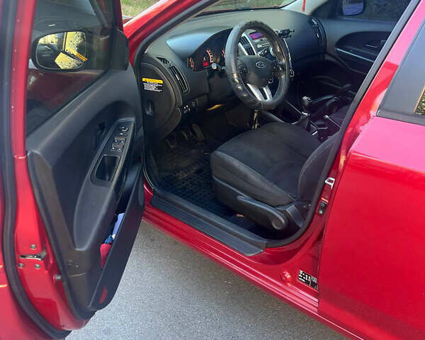 Красный Киа Сид, объемом двигателя 1.6 л и пробегом 267 тыс. км за 5999 $, фото 5 на Automoto.ua