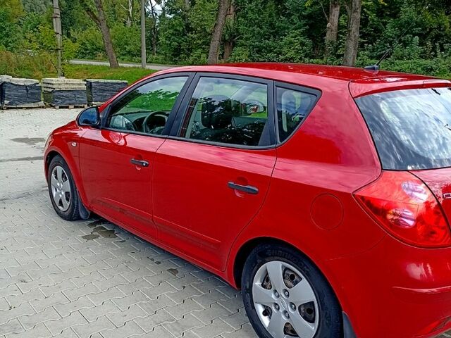 Красный Киа Сид, объемом двигателя 1.4 л и пробегом 190 тыс. км за 3700 $, фото 1 на Automoto.ua