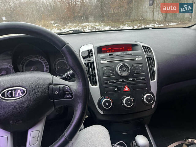 Красный Киа Сид, объемом двигателя 0 л и пробегом 216 тыс. км за 5899 $, фото 7 на Automoto.ua