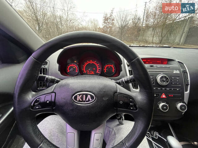 Красный Киа Сид, объемом двигателя 0 л и пробегом 216 тыс. км за 5899 $, фото 1 на Automoto.ua