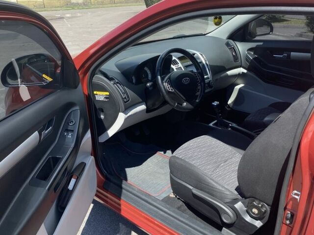 Красный Киа Сид, объемом двигателя 0 л и пробегом 137 тыс. км за 5250 $, фото 4 на Automoto.ua