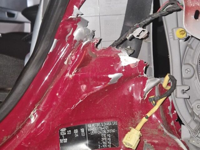 Червоний Кіа Сід, об'ємом двигуна 1.6 л та пробігом 250 тис. км за 2135 $, фото 14 на Automoto.ua