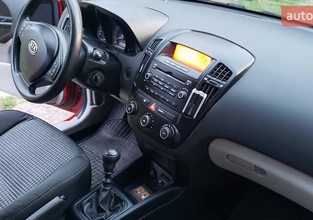 Красный Киа Сид, объемом двигателя 1.4 л и пробегом 288 тыс. км за 5300 $, фото 26 на Automoto.ua