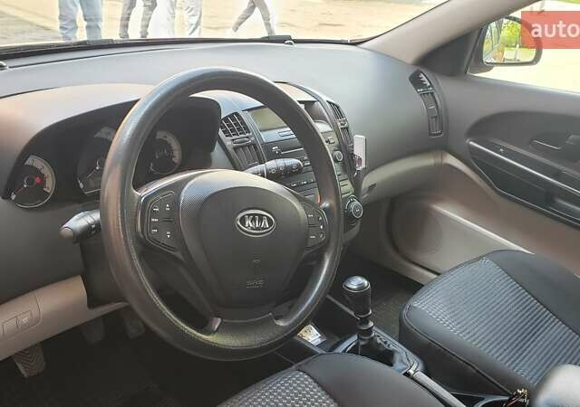 Красный Киа Сид, объемом двигателя 1.4 л и пробегом 288 тыс. км за 5300 $, фото 1 на Automoto.ua