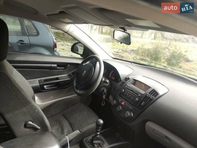 Красный Киа Сид, объемом двигателя 1.4 л и пробегом 282 тыс. км за 4800 $, фото 3 на Automoto.ua