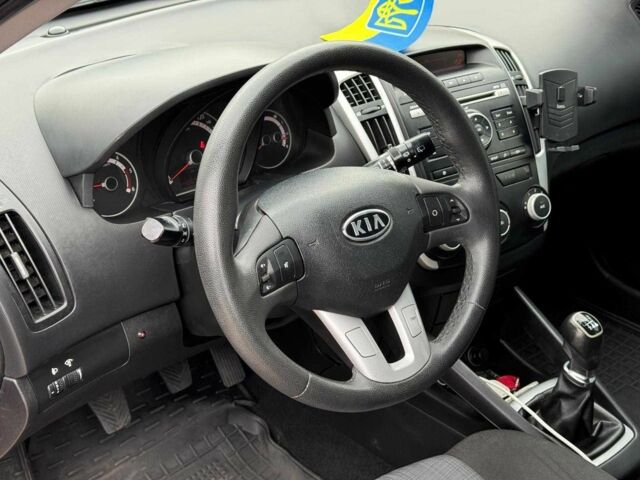Киа Сид 2009 в Виннице на Automoto.ua Красный Киа Сид, объемом двигателя 1.6 л и пробегом 267 тыс. км за 6890 $, фото 15 на Automoto.ua