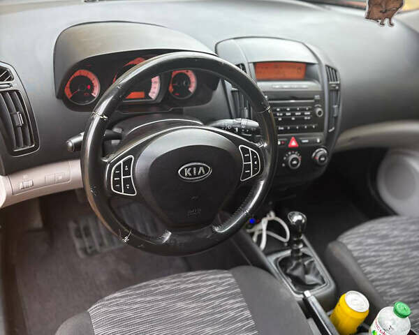 Кіа Сід 2009 у Ромнах на Automoto.ua Червоний Кіа Сід, об'ємом двигуна 1.4 л та пробігом 231 тис. км за 5500 $, фото 9 на Automoto.ua