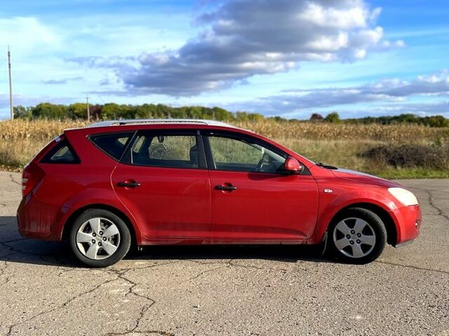 Красный Киа Сид, объемом двигателя 1.4 л и пробегом 230 тыс. км за 4800 $, фото 2 на Automoto.ua