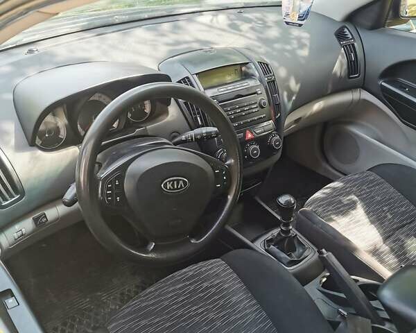 Киа Сид, объемом двигателя 1.4 л и пробегом 153 тыс. км за 4800 $, фото 3 на Automoto.ua