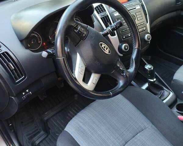 Киа Сид, объемом двигателя 1.6 л и пробегом 268 тыс. км за 6200 $, фото 11 на Automoto.ua