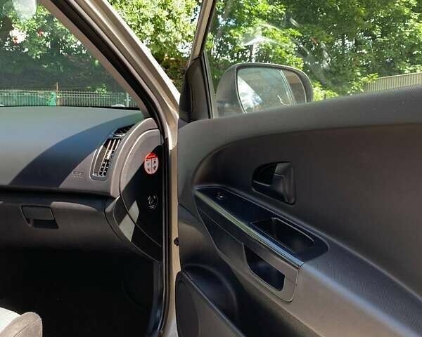 Киа Сид, объемом двигателя 1.58 л и пробегом 290 тыс. км за 6000 $, фото 13 на Automoto.ua