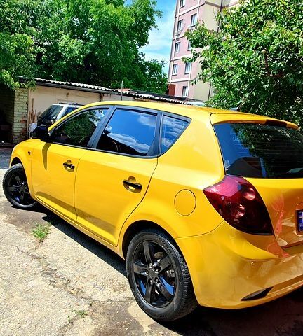 Желтый Киа Сид, объемом двигателя 2 л и пробегом 280 тыс. км за 5100 $, фото 3 на Automoto.ua