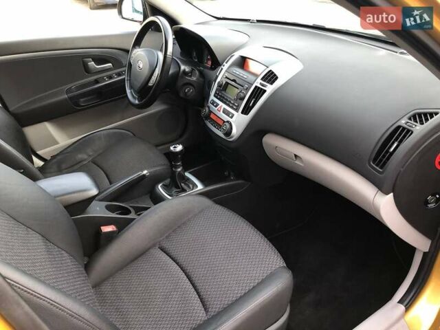 Желтый Киа Сид, объемом двигателя 2 л и пробегом 139 тыс. км за 6500 $, фото 9 на Automoto.ua