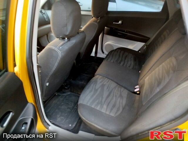 Желтый Киа Сид, объемом двигателя 2 л и пробегом 280 тыс. км за 4999 $, фото 6 на Automoto.ua