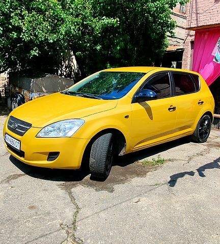 Желтый Киа Сид, объемом двигателя 2 л и пробегом 280 тыс. км за 5100 $, фото 1 на Automoto.ua