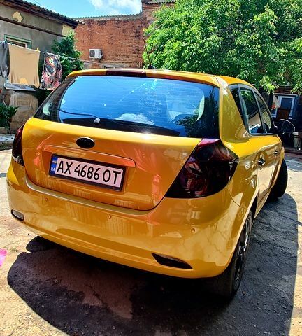 Желтый Киа Сид, объемом двигателя 2 л и пробегом 280 тыс. км за 5100 $, фото 2 на Automoto.ua