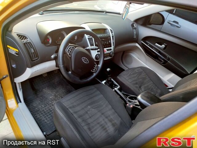 Желтый Киа Сид, объемом двигателя 2 л и пробегом 280 тыс. км за 4999 $, фото 4 на Automoto.ua