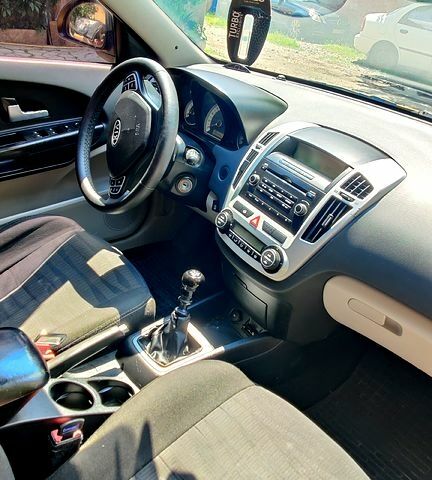 Желтый Киа Сид, объемом двигателя 2 л и пробегом 280 тыс. км за 5100 $, фото 5 на Automoto.ua
