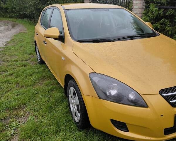 Жовтий Кіа Сід, об'ємом двигуна 1.4 л та пробігом 140 тис. км за 4800 $, фото 3 на Automoto.ua