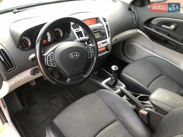 Желтый Киа Сид, объемом двигателя 2 л и пробегом 139 тыс. км за 6500 $, фото 16 на Automoto.ua