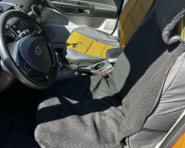 Желтый Киа Сид, объемом двигателя 1.6 л и пробегом 154 тыс. км за 6500 $, фото 9 на Automoto.ua