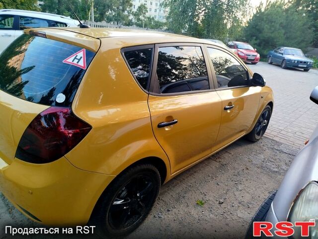 Желтый Киа Сид, объемом двигателя 2 л и пробегом 280 тыс. км за 4999 $, фото 3 на Automoto.ua