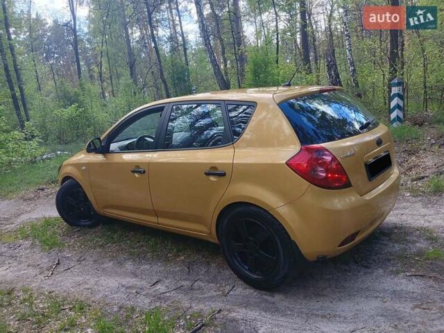 Желтый Киа Сид, объемом двигателя 1.4 л и пробегом 350 тыс. км за 3699 $, фото 8 на Automoto.ua