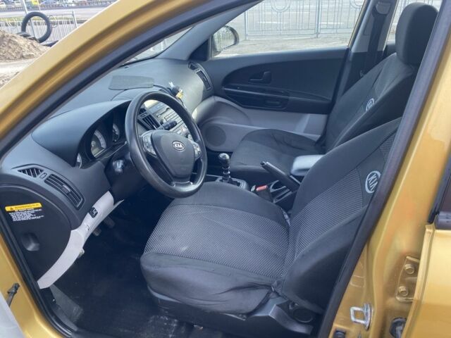 Желтый Киа Сид, объемом двигателя 1.4 л и пробегом 360 тыс. км за 3700 $, фото 11 на Automoto.ua