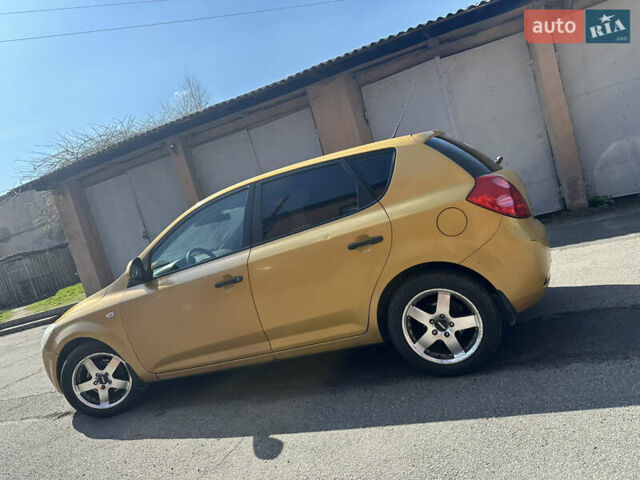 Желтый Киа Сид, объемом двигателя 1.6 л и пробегом 206 тыс. км за 5200 $, фото 7 на Automoto.ua