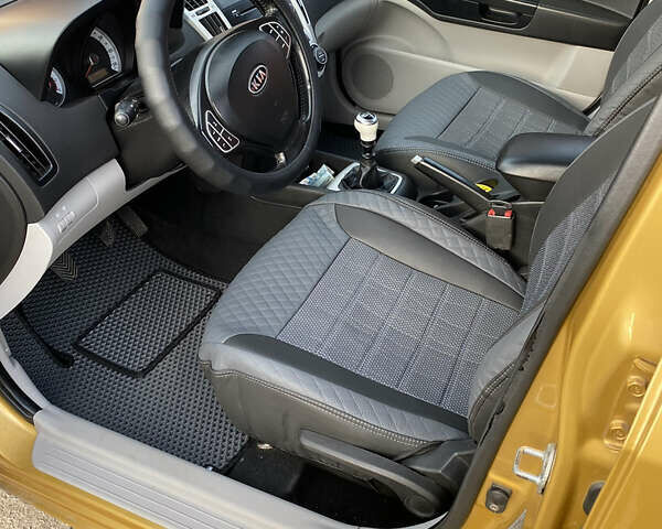 Желтый Киа Сид, объемом двигателя 1.59 л и пробегом 155 тыс. км за 5300 $, фото 6 на Automoto.ua