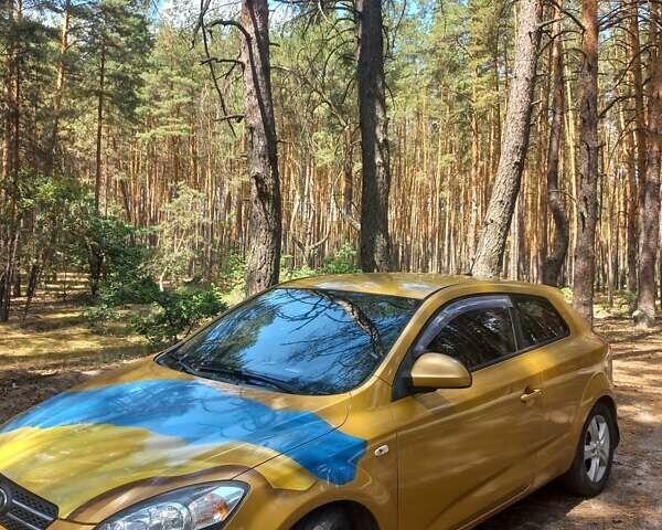Желтый Киа Сид, объемом двигателя 1.6 л и пробегом 264 тыс. км за 5500 $, фото 1 на Automoto.ua