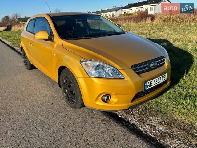 Желтый Киа Сид, объемом двигателя 2 л и пробегом 180 тыс. км за 6000 $, фото 3 на Automoto.ua